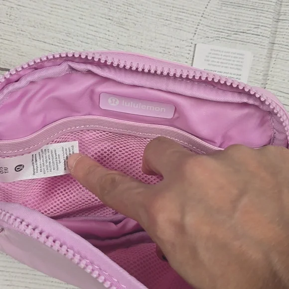 NWT Lululemon Everywhere Wordmark Crossbody Belt Bag 1L - Pink/White - Picture 4 of 5